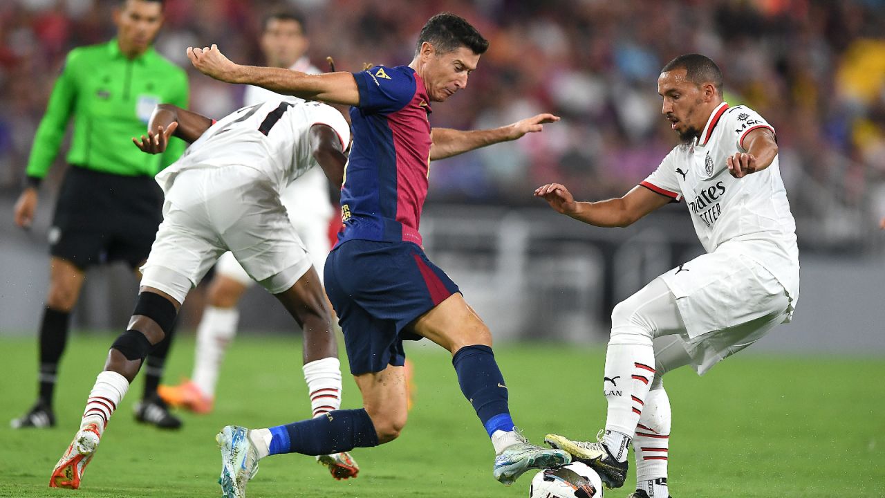 FC Barcelona. Robert Lewandowski po sezonie zmieni klub? Polakiem interesuje się AC Milan - sport.tvp.pl
