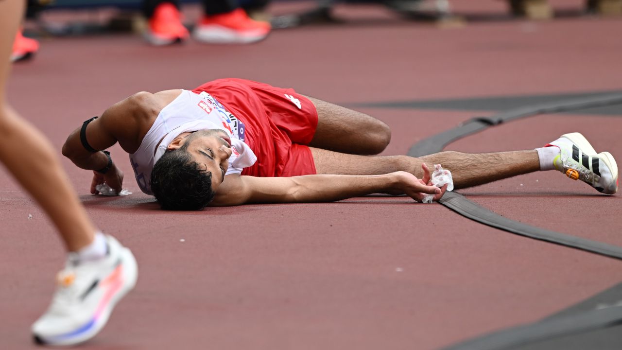 Maher Ben Hlima wyczerpany na mecie chodu na 20 km na mistrzostwach świata. Potrzebna była pomoc medyczna - sport.tvp.pl