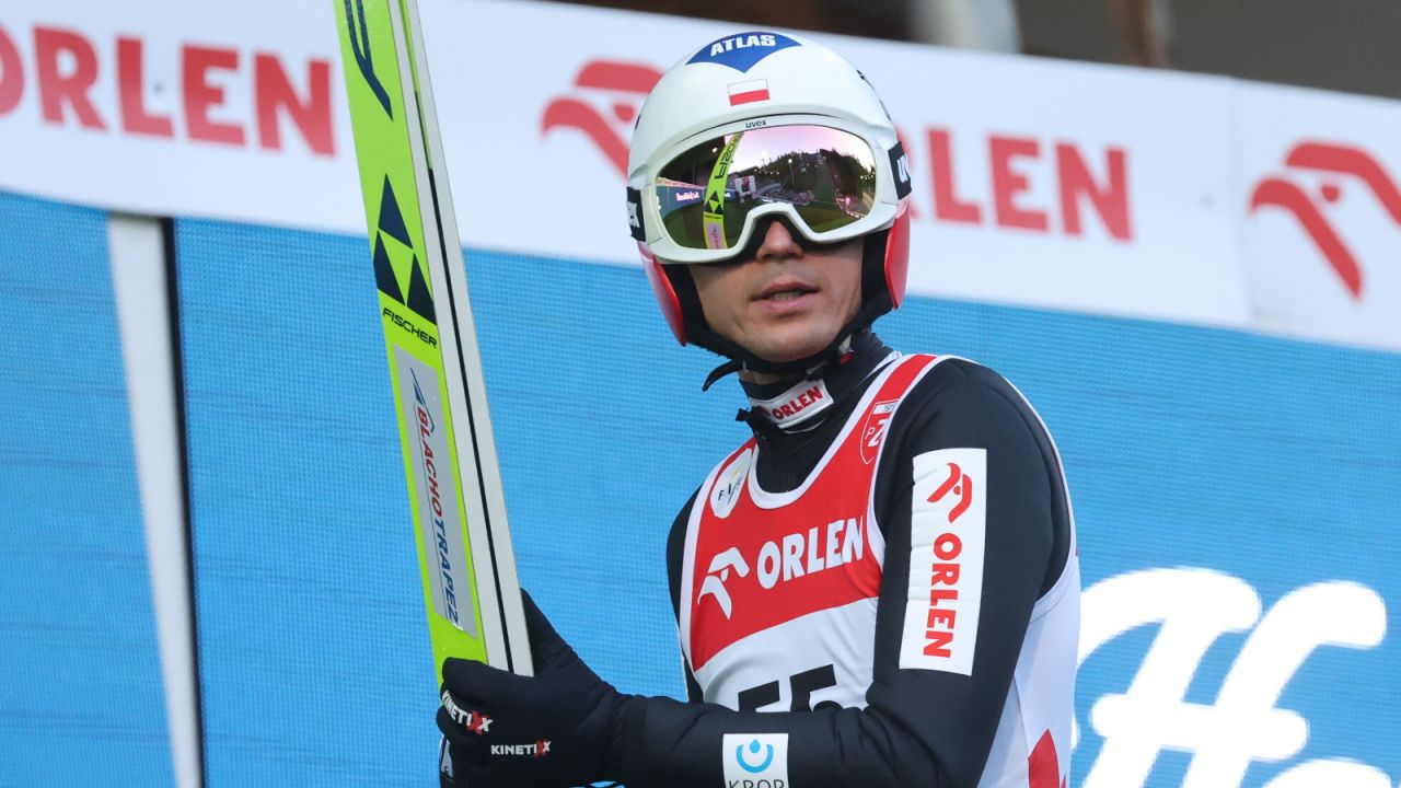 Upadek Kamila Stocha w kwalifikacjach w Predazzo. Nie wystartuje w sobotnim konkursie - sport.tvp.pl