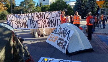 Aktywiści Ostatniego Pokolenia rozbijają namioty przed Sejmem. "Będziemy tak długo jak trzeba"