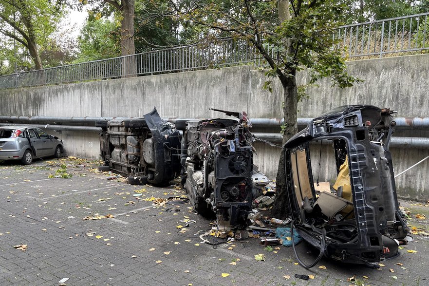 Zniszczone samochody na dziedzińcu