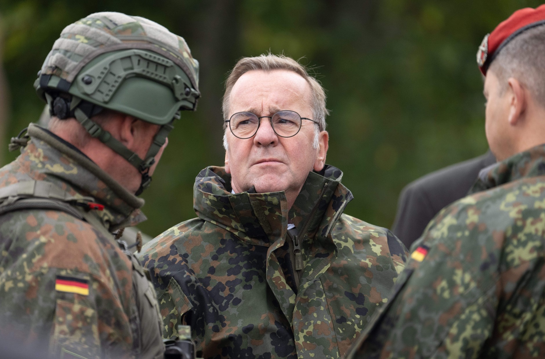 Niemiecki minister obrony Boris Pistorius rozmawia z żołnierzami podczas wizyty w szkole artylerii Bundeswehry w Idar-Oberstein, 16 września 2024 r.
