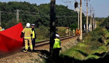 Tragedia na torach na Dolnym Śląsku. Rowerzysta zginął na miejscu - Onet