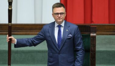 Przyszłość Szymona Hołowni pod znakiem zapytania. "Tusk trzyma dla niego miejsce"