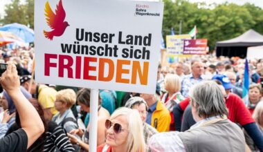 Demonstracja przed Bramą Brandenburską w Berlinie
