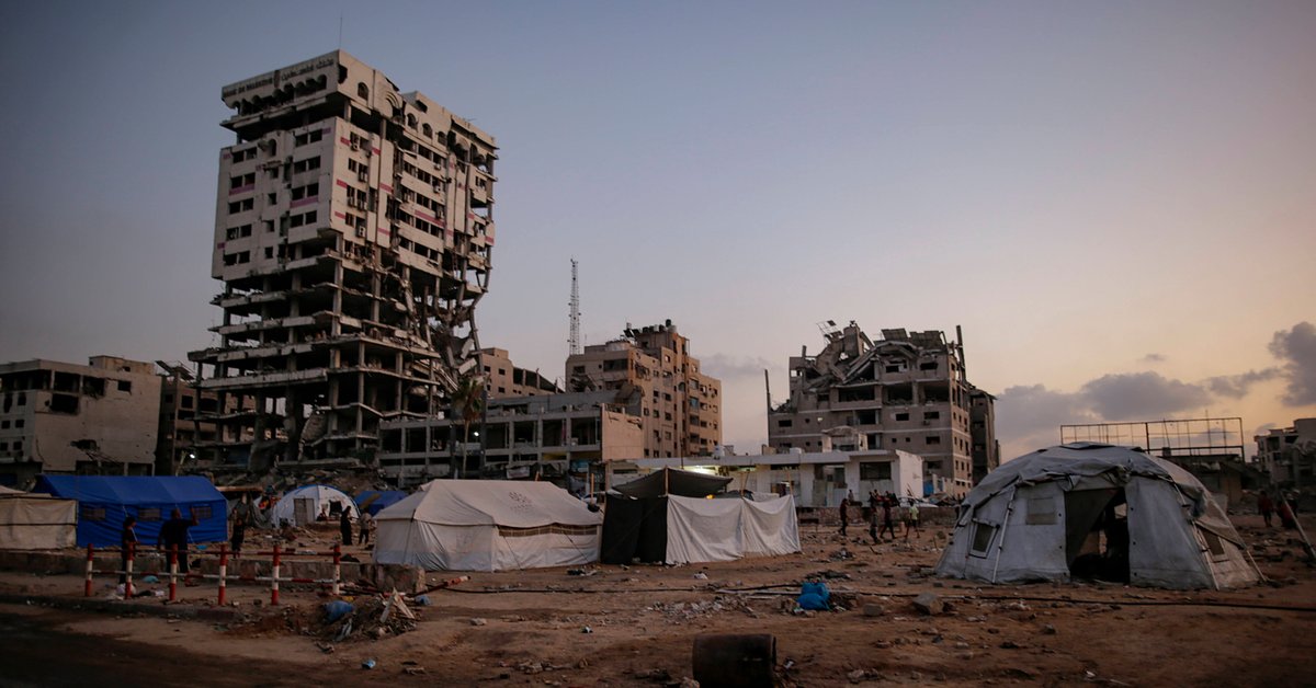 Namioty wewnętrznie przesiedlonych Palestyńczyków widziane podczas izraelskiej operacji wojskowej w mieście Gaza w Strefie Gazy, 22 września 2025 r.