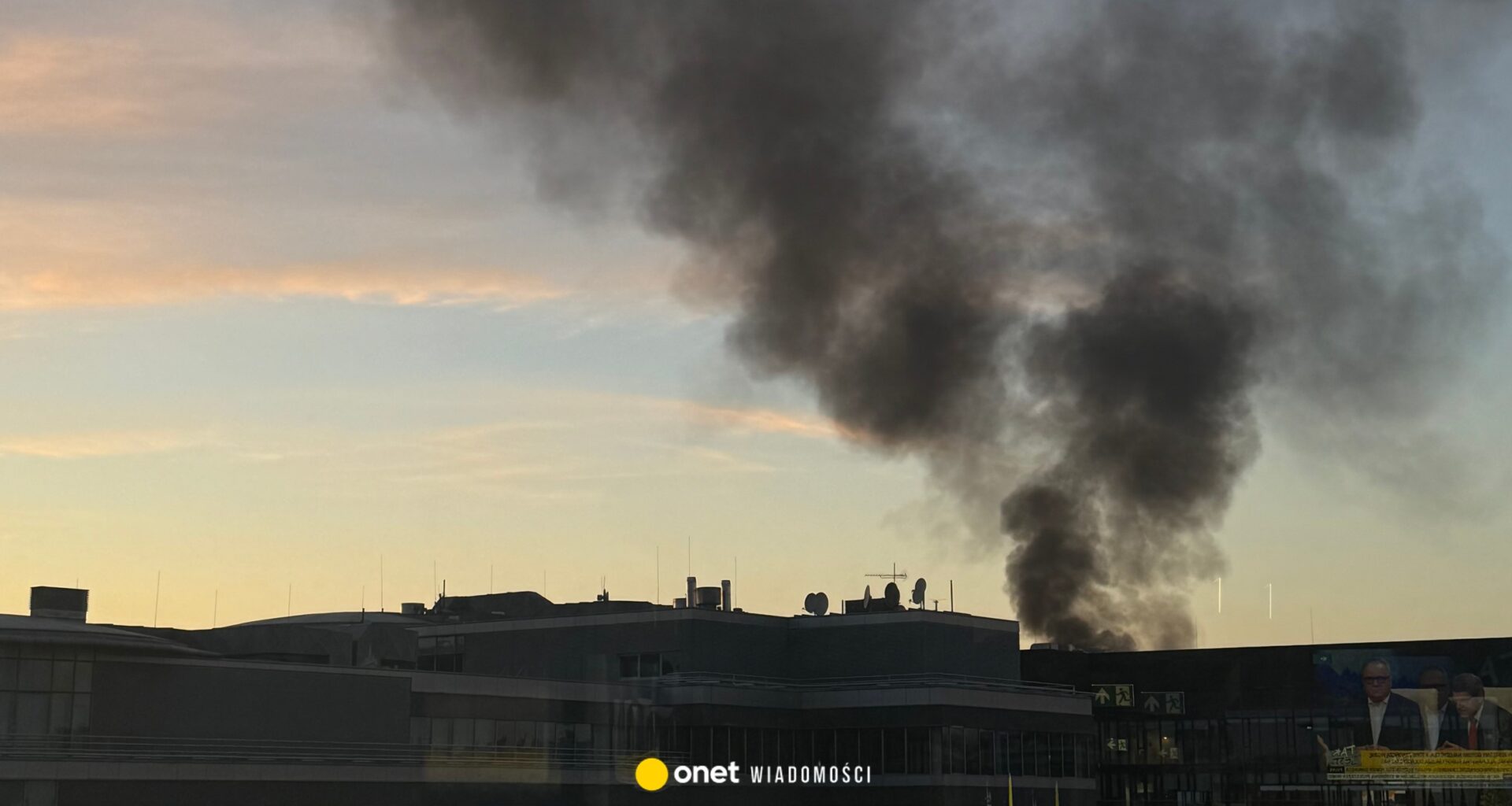 Duży pożar w Warszawie. Czarne chmury dymu nad miastem - Onet