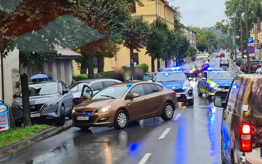 zdjęcie: Kamil Zurek. Sceny jak z filmu w centrum Wadowic. Policja po pościgu zatrzymała 51-latka
