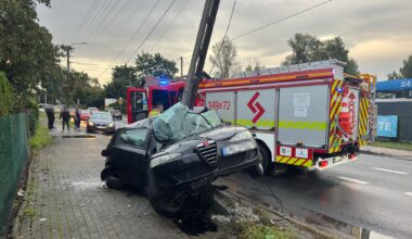 [FOTO] Jak on to przeżył? Słup wbił się do środka samochodu! Kierowca bez prawa jazdy