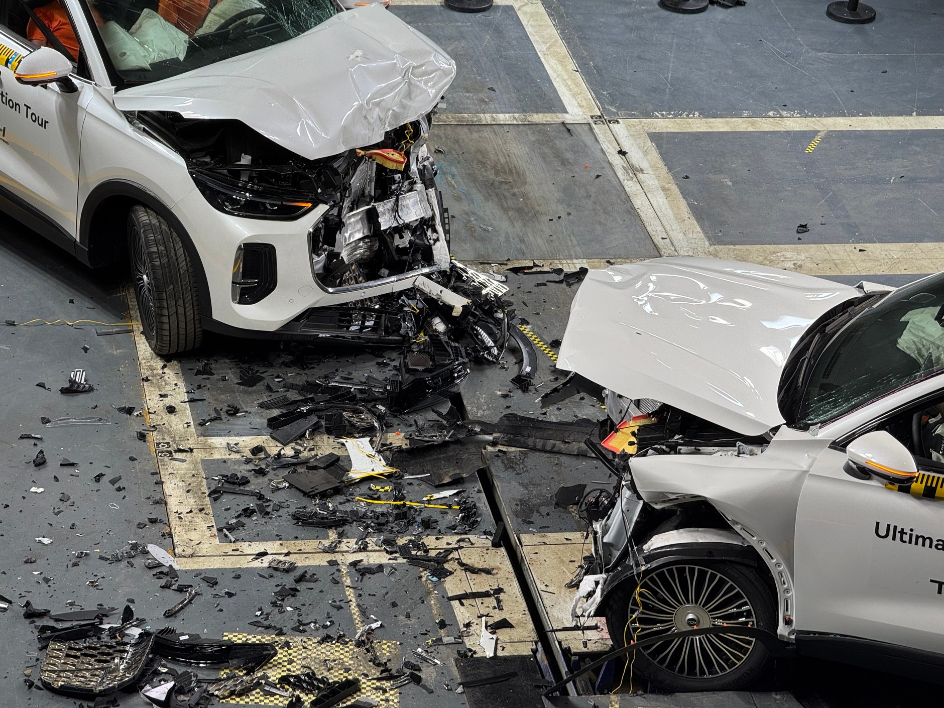 Oba testowane samochody to Chery Tiggo 9. Uderzyły w siebie przy prędkości 50 km/h pod kątem 15 stopni