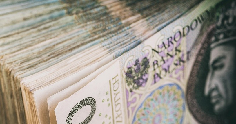 ZUS wysyła ponad 650 zł miesięcznie bez względu na wiek. Wystarczy spełnić tylko jeden warunek Od 1 marca 2025 roku wysokość dodatku dla sieroty zupełnej wynosi 654,48 zł miesięcznie. /123RF/PICSEL