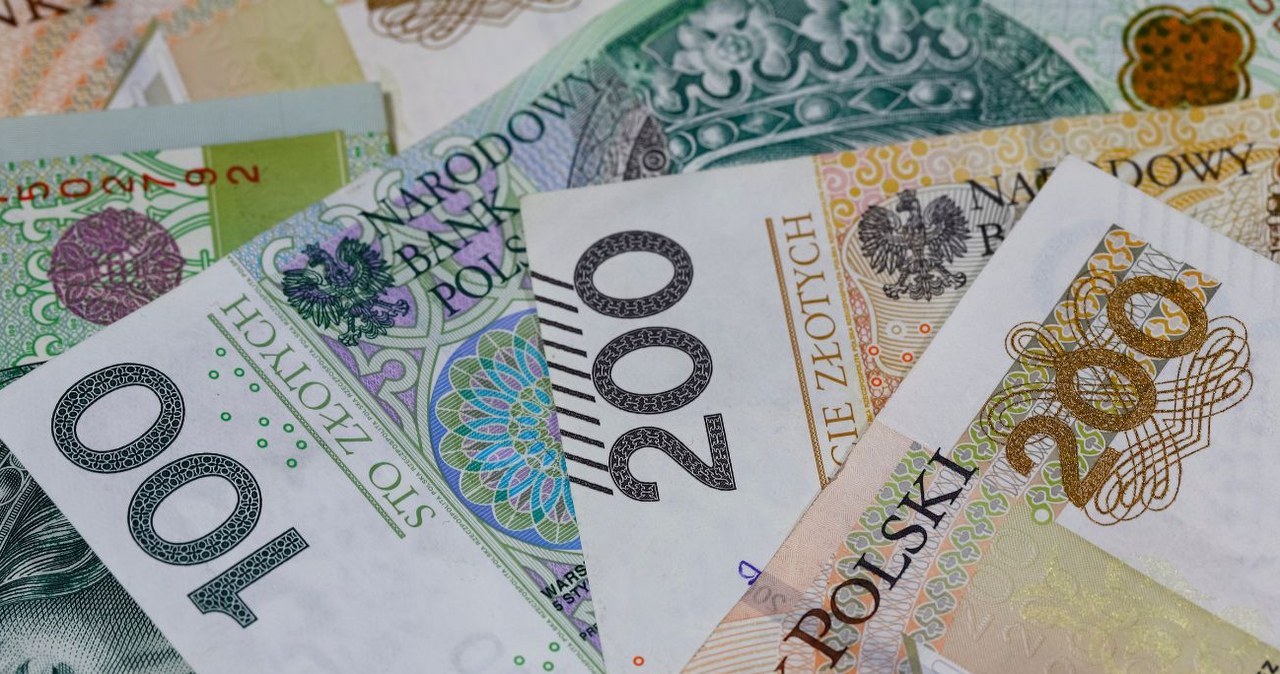 ZUS wysyła ponad 650 zł miesięcznie bez względu na wiek. Wystarczy spełnić tylko jeden warunek Warunkiem koniecznym do otrzymania dodatku dla sieroty zupełnej jest prawo do renty rodzinnej. /Canva Pro /INTERIA.PL