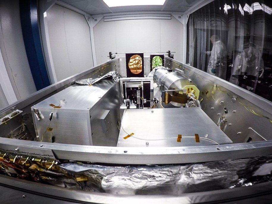 Super-Ziemia za rogiem? Astronomowie odkryli planetę, na której warto szukać życia Instrument HPF (Habitable Zone Planet Finder) podczas instalacji w Hobby Eberly Telescope w McDonald Observatory. /Guðmundur Stefánssonn/Penn State /Materiały prasowe
