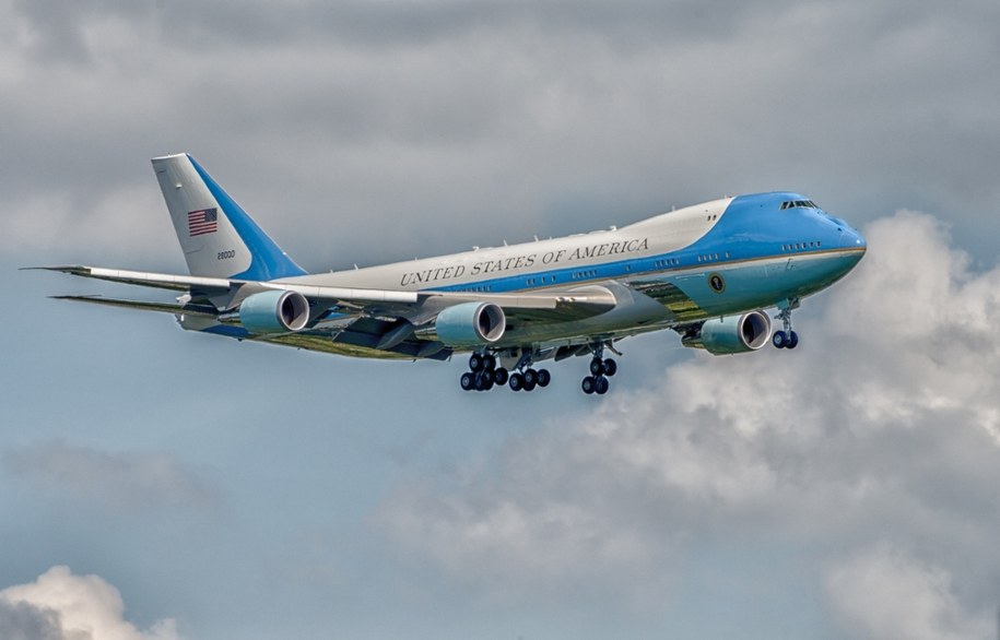 Dyplomatyczna ofensywa Trumpa: Przełom w relacjach z Chinami? Co z Putinem? Samolot Air Force One /Shutterstock