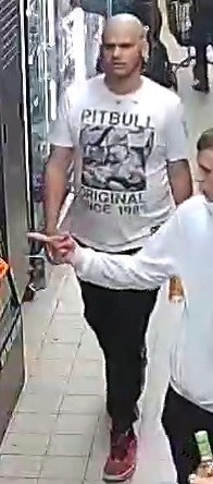 Pilny apel. Policja poszukuje podejrzanych o brutalne pobicie /KRP I - Śródmieście /Policja