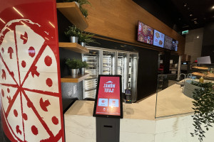 Roboty-koty, kioski w centrach handlowych, kody QR - Pizza Hut wprowadza cyfrowe rozwiązania