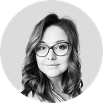 Z wykształcenia i zamiłowania dziennikarka. Większą część kariery spędziła w telewizji, pracując jako redaktorka i wydawczyni newsowa oraz lifestylowa. Zdobyte w ten sposób doświadczenie wykorzystuje w obecnej roli. Lubi wgryzać się w trudne tematy oraz rozmawiać z ciekawymi ludźmi. Prywatnie żona i miłośniczka true crime.