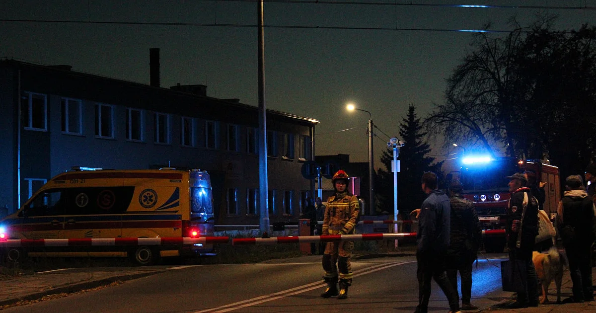 Tragiczny wypadek na torach we Włocławku. Nie żyje mężczyzna, utrudnienia dla kierowców i pasażerów