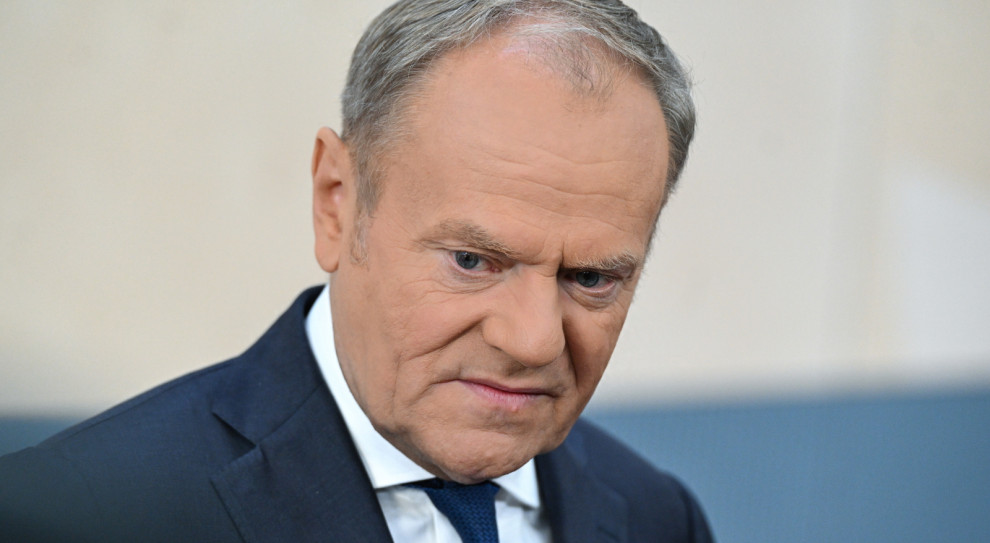 Waloryzacja świadczeń emerytalno-rentowych w 2026 roku obejmie miliony Polaków. Na zdjęciu premier Donald Tusk Rząd podnosi emerytury. Część osób straci na tej podwyżce