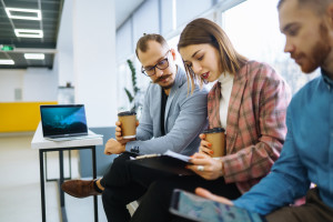 Odwrócona luka płacowa. W tych branżach kobiety zarabiają więcej od mężczyzn