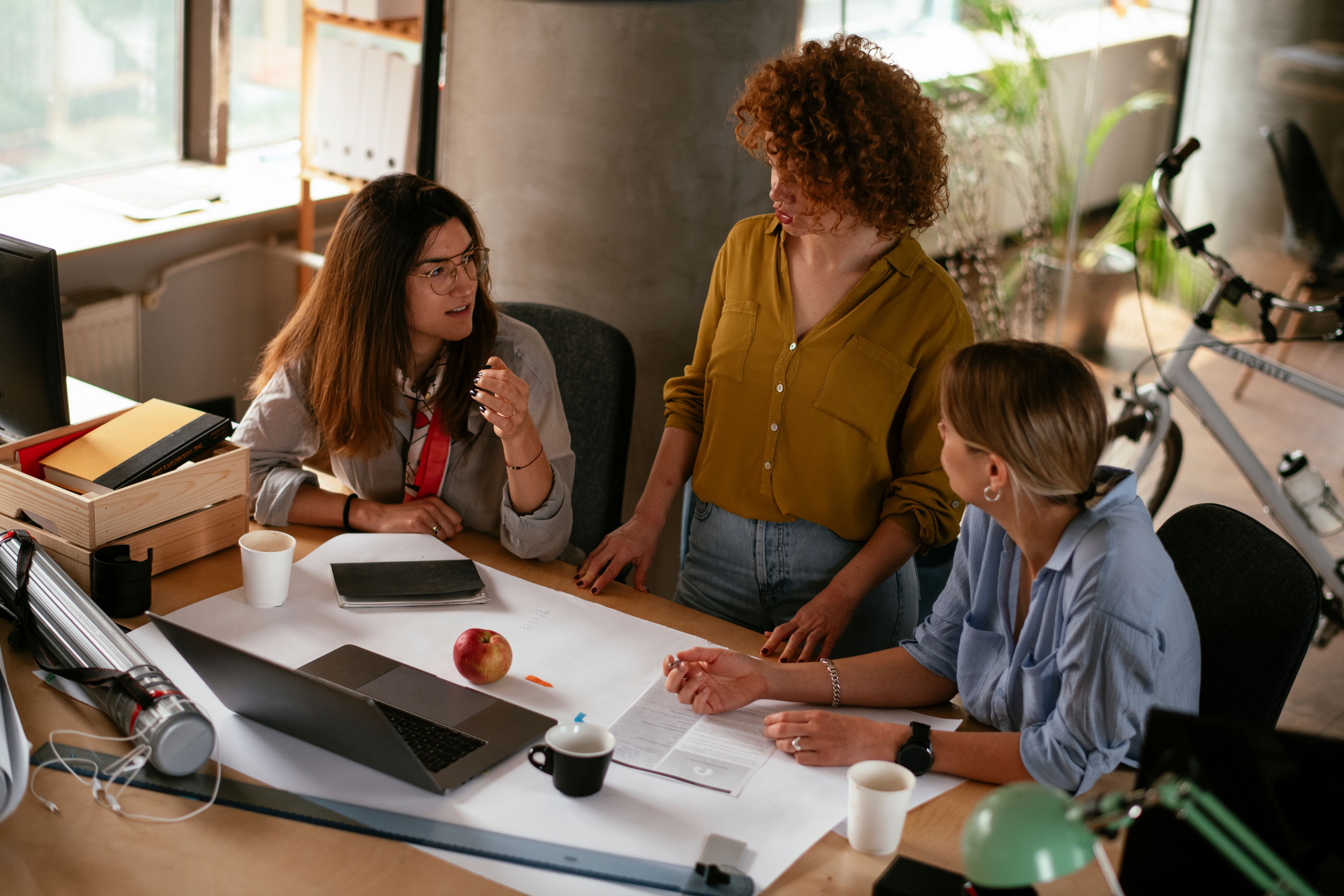 Co trzecia osoba czuje się w swojej organizacji niezauważona i niedoceniona (Fot: Just Life / Shutterstock)