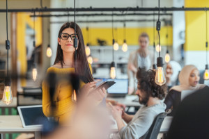 Kobiety tracą na automatyzacji. Sztuczna inteligencja pogłębia różnice na rynku pracy