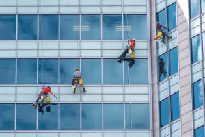 Pensje rosną wolniej, oferty pracy znikają. Odkładamy decyzję o kupnie mieszkania