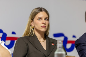 Matki nie dostaną pieniędzy od państwa, bo pracowały. Ministerstwo pracy zabiera głos