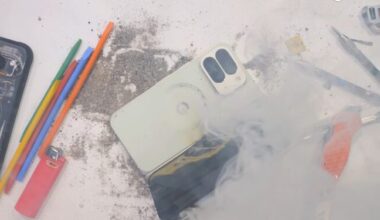 Bateria smartfona Google Pixel 10 Pro Fold stanęła w ogniu w teście wytrzymałości youtubera JerryRigEverything [1]