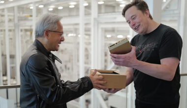 Jensen Huang osobiście dostarczył Elonowi Muskowi nową zabawkę. To mini PC o wydajności 1 petaflopa [1]