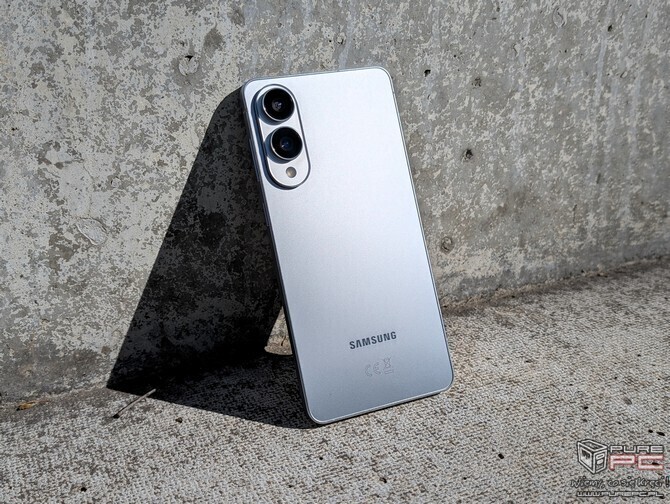 Samsung Galaxy S26 Edge został anulowany. Przyszłoroczna linia flagowców tego producenta będzie zaskakująco zwyczajna [1]