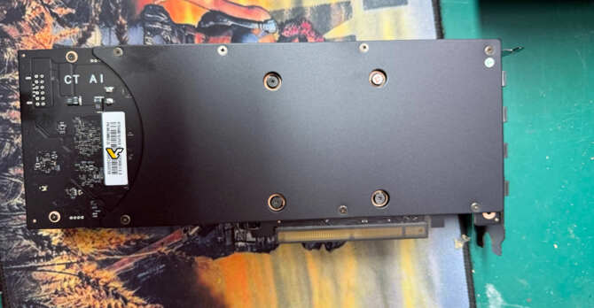 W Chinach dostępny jest GeForce RTX 4080 SUPER z 32 GB pamięci GDDR6X. To ciekawa alternatywa dla profesjonalnych układów [3]