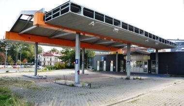 Okna pobazgrane graffiti, chwasty porastające podjazd. Stacja-widmo czeka na gospodarza