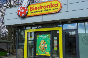 Biedronka sprzedaje znicze i kwiaty. Liczy na wcześniejsze zakupy klientów