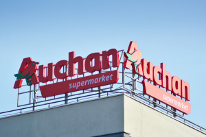Strategia Auchan na sezon zniczowy. Sieć wzmacnia pozycję w kluczowym okresie roku