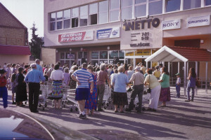 30 lat temu rozpoczęły rewolucję w zakupach. To już nie sklepy a zjawisko społeczne