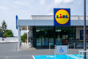 Lidl sprzedaje znicze. Klienci biorą po osiem, płacą za cztery