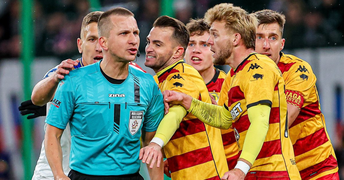 25a26500 - PIŁKA NOŻNA EKSTRAKLASA GÓRNIK JAGIELLONIA (Jesus Imaz Taras Romanczuk sędzia Bartosz Frankowski)