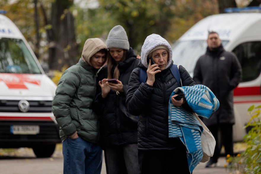 Mieszkańcy po rosyjskim ataku na Kijów, 26 października 2025 r.