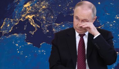Prezydent Rosji Władimir Putin, 10 maja 2025 r. w Moskwie. W tle wizualizacja mapy Europy nocą