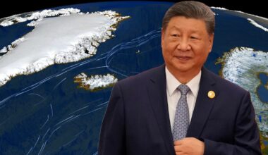 Przywódca Chin Xi Jinping, 1 września 2025 r., Tianjin w Chinach. W tle mapa z uwzględnieniem Arktyki