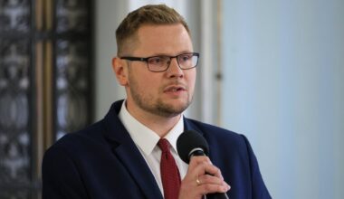 Kłopoty Michała Wosia. Poseł PiS atakuje Donalda Tuska. "Spin dla idiotów" - Onet