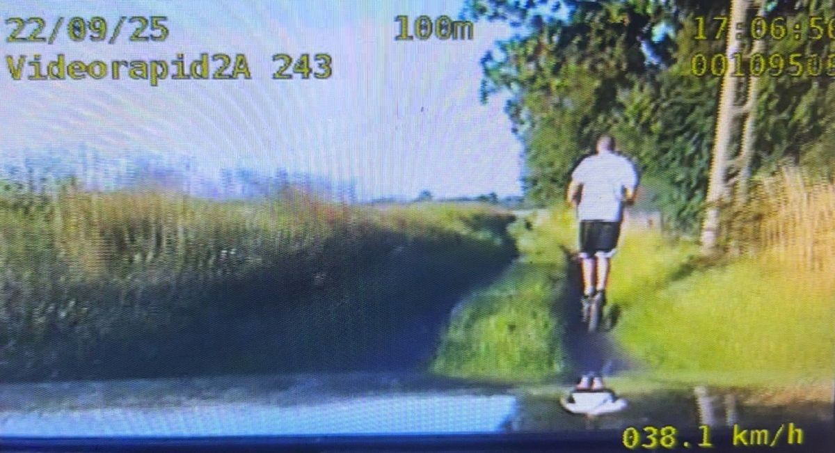 Tarnobrzescy policjanci musieli podjąć pościg za 14-latkiem jadącym na bardzo szybkiej hulajnodze elektrycznrej