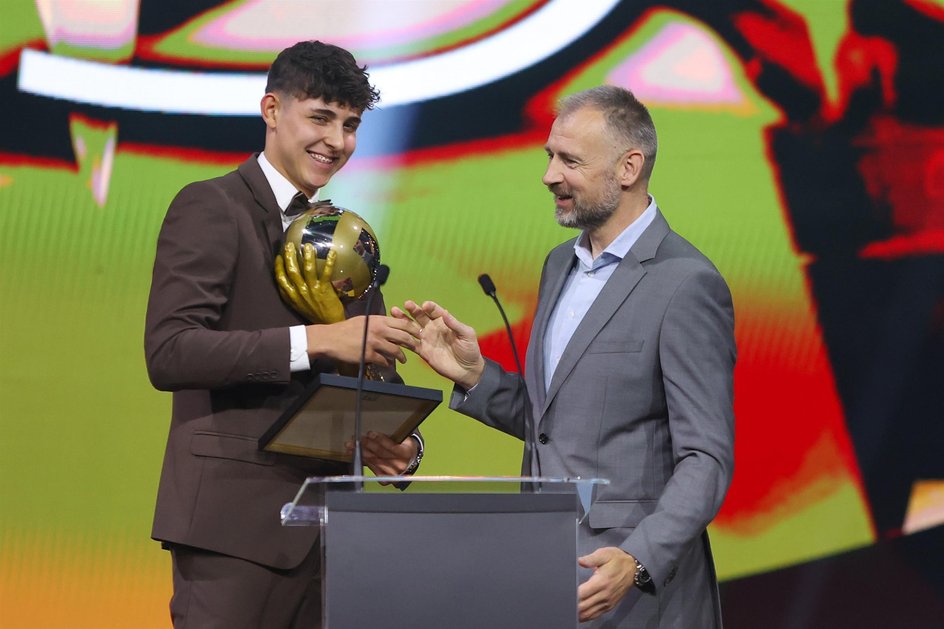 20-letni środkowy Jakub Nowak zaliczył reprezentacyjny debiut, zanim rozegrał pierwszy mecz w PlusLidze. Podczas Gali 25-lecia PLS z rąk trenera Grbicia odebrał nagrodę dla najlepszego zawodnika 1. ligi sezonu 2024/25.