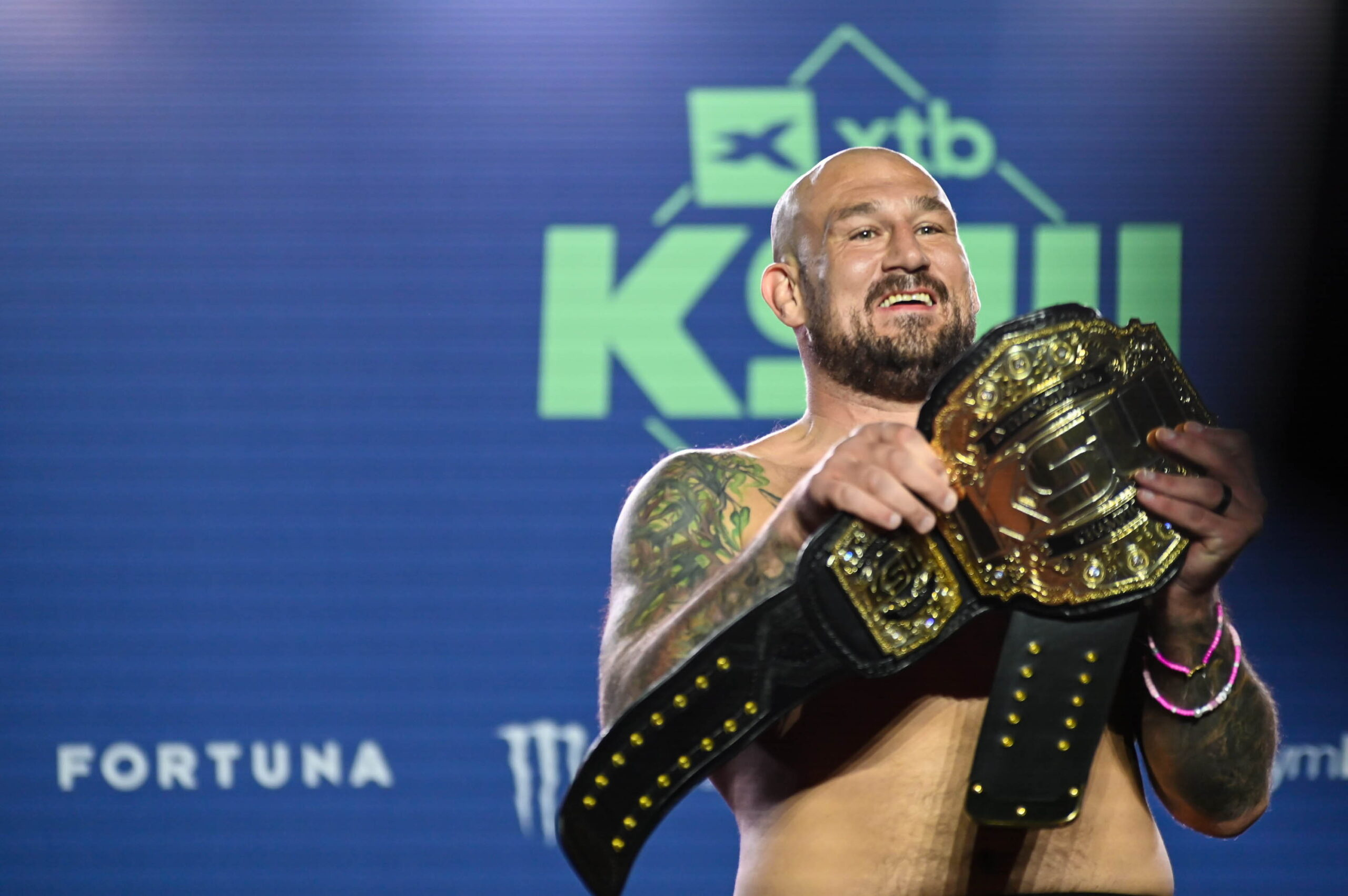 De Fries i jego pas mistrza KSW wagi ciężkiej