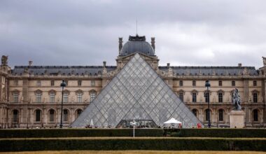 Zuchwała kradzież z Luwru. Dwaj zatrzymani usłyszeli zarzuty