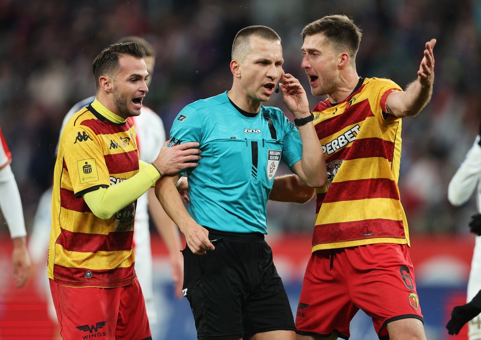 25a26500 - PIŁKA NOŻNA EKSTRAKLASA GÓRNIK JAGIELLONIA (Jesus Imaz Taras Romanczuk sędzia Bartosz Frankowski)