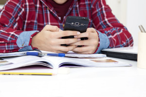 Zakaz korzystania ze smartfonów storpeduje lekcje informatyki. Problem z projektem ustawy