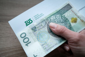 ZUS podnosi emerytury. Więcej pieniędzy trafia do milionów seniorów