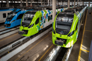 Pędzą 160 km/h a ich wyposażenie może ratować życie. Samorząd kupił nowe pociągi